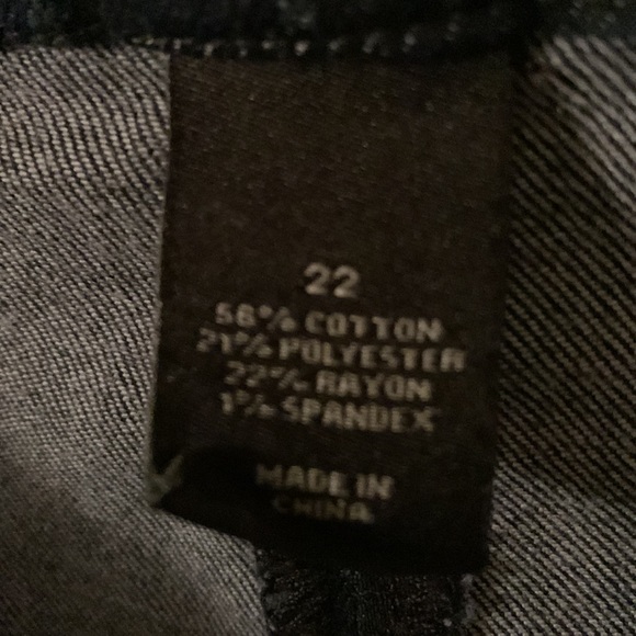 Lane Bryant stretchy blue denim skirt w/front zipper pockets (1 w/flaw) size 22 - Picture 7 of 10